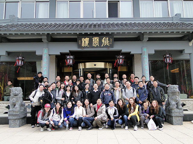2011。04。30黃山之旅（晨拍——晨起的我們，個個張大嘴巴，原來心里想著“俺要吃”V.jpg